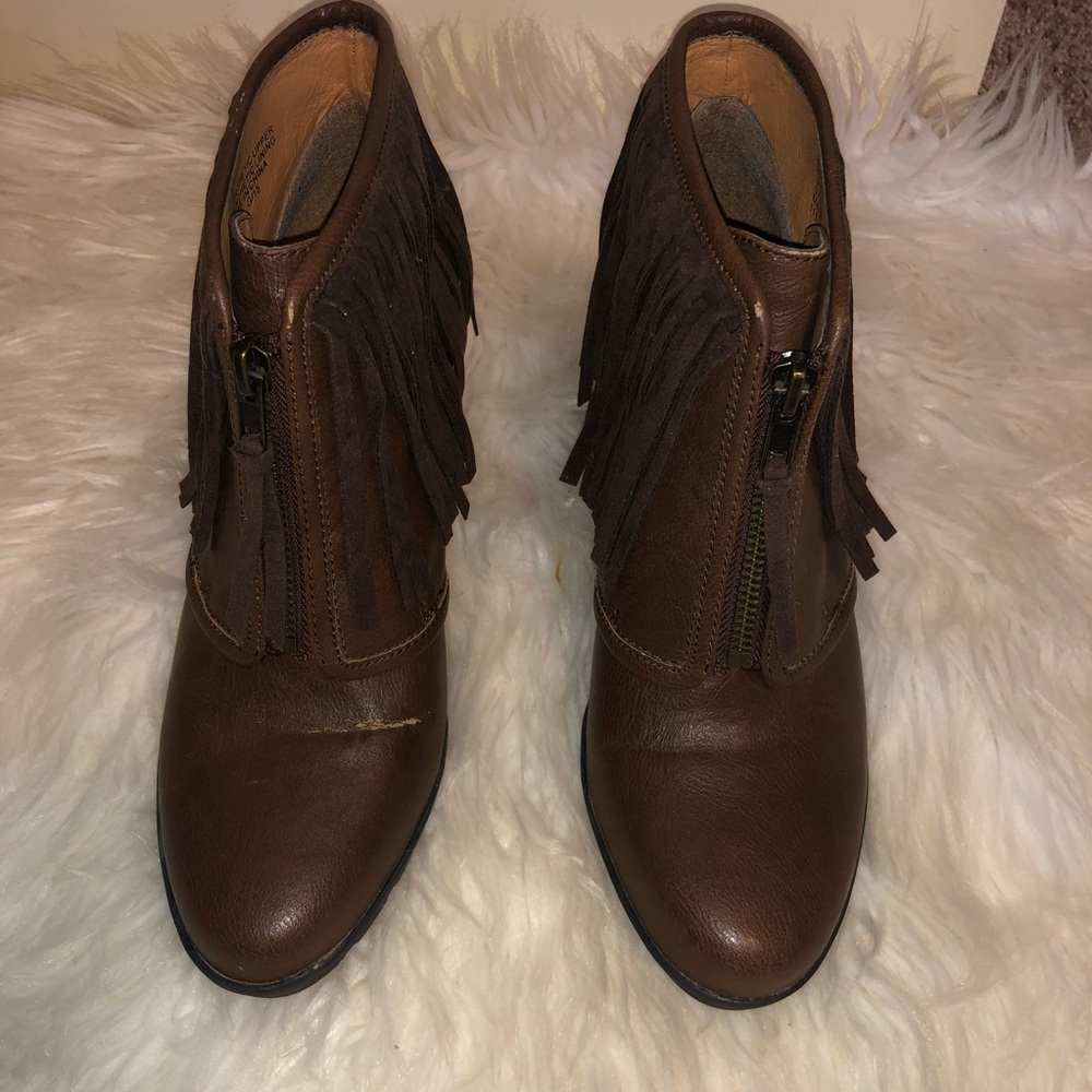 Brown ankle boots with fringe. - Picture 3 of 4